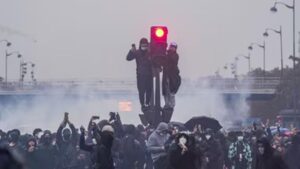फ्रांस में मैक्रों सरकार के खिलाफ सड़कों पर उतरे 4 लाख लोग, 70 हजार सुरक्षाबल तैनात