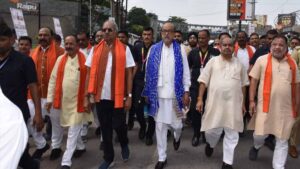 नशा मुक्त भारत के संकल्प के साथ राज्यपाल डेका ने की पदयात्रा, गांधी-शास्त्री को किया नमन