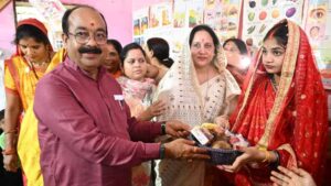 जमीन पर बैठकर बच्चों संग खेले अरुण साव