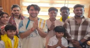 गोल्ड जीतने के बाद बागेश्वर धाम पहुंचीं क्रिकेटर क्रांति गौड़, धीरेंद्र शास्त्री से मिलीं