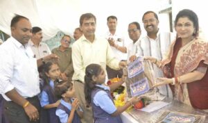 राज्यमंत्री गौर ने बच्चों को बांटे स्कूली बैग, बोले- शिक्षा से ही होगी तरक्की की राह प्रशस्त