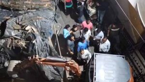 Jabalpur News: नया मोहल्ला में अचानक ढहा जर्जर मकान, रास्ता हुआ ब्लॉक; लोगों को बचाया गया