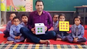 किताबों से आगे की पढ़ाई! बेकार सामान से बच्चों को पढ़ाते हैं पवन कुमार, मिला राज्य शिक्षक पुरस्कार