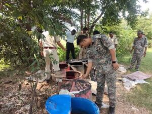 झारखंड के पलामू में छापेमारी, 1100 किलो से अधिक जावा महुआ और महुआ शराब नष्ट
