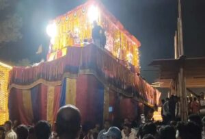 फूल रथ का पहिया निकला, ग्रामीणों और पुलिस में विवाद