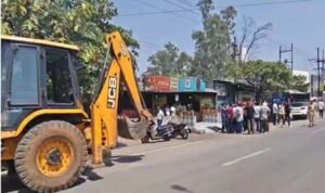 ढाबे पर कार्रवाई के दौरान रायपुर में हंगामा, संचालक ने खुद पर पेट्रोल डालकर दी धमकी