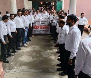 गुरुग्राम कोर्ट में कामकाज ठप, हमलावरों की गिरफ्तारी तक हड़ताल जारी रखने पर अड़े वकील