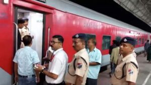 ट्रेनों में बिना टिकट सफर करने वालों पर रेलवे की सख्ती, 23 हजार यात्री पकड़े गए, ₹2 करोड़ जुर्माना