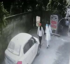 DIG ऑफिस के बाहर बदमाशों का आतंक, कार के शीशे तोड़े और हवा में चलाई गोलियां