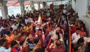 अमृतसर में अनोखी धार्मिक परंपरा, मन्नत पूरी होने पर बच्चे बने लंगूर, दर्शन के लिए पहुंचे श्रद्धालु
