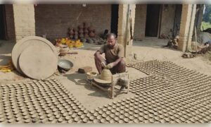 योगी सरकार के प्रयासों से बढ़ी मिट्टी के दीयों की मांग, कुम्हारों को फायदा