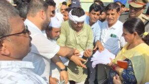 नीलबड़ में पुलिस ने रोका किसानों का मार्च, सड़क पर धरना