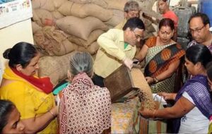 . Free Ration Update: राशन पाने के लिए मोबाइल खरीदना अनिवार्य नहीं, वायरल खबरों को विभाग ने बताया भ्रामक