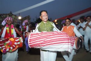 सारसमाल में कर्मा पूजा महोत्सव में शामिल हुए मुख्यमंत्री, मांदर की थाप पर समाजजनों के साथ किया पारंपरिक कर्मा नृत्य