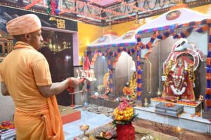 गोरखनाथ मंदिर के शक्तिपीठ में गोरक्षपीठाधीश्वर एवं मुख्यमंत्री योगी आदित्यनाथ ने की कलश स्थापना
